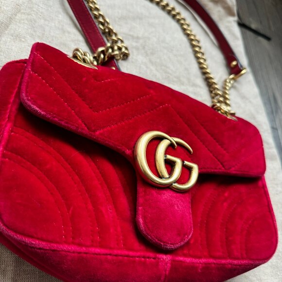 GUCCI - MATELASSE -VELVET HIBISCUS RED GC MARMONT MINI FLAP BAG - Picture 4 of 13